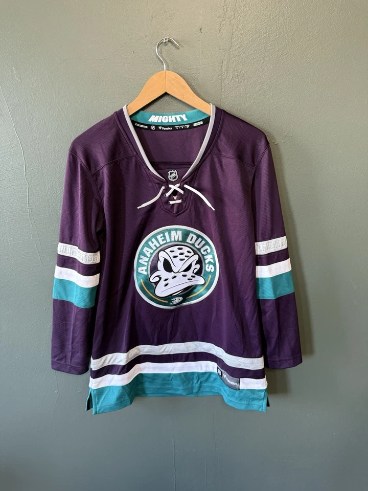 Camiseta para mujer Anaheim Duck's Fanatics pequeña púrpura bordada Foto 1 de 3