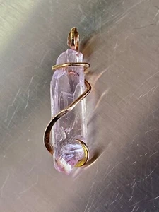 Frammento di kunzite 9,70 ct rosa naturale in oro giallo 14 kt forgiato peso totale - Foto 1 di 12