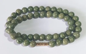 Collar de cuentas de jade genuino vintage con cierre de barril 16,5" - Imagen 1 de 7