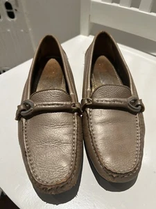 Ferragamo Women’s Gold Metallic Driver Size 8B - Picture 1 of 5
