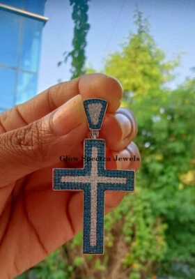 Colgante cruz topacio azul simulado corte redondo de 2 quilates para hombre enchapado en oro blanco de 14 quilates Foto 1 de 4