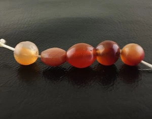 LOT OF 5 AUTHENTIC 400BC ANCIENT ANTIQUE TIBETAN PEMA RAKA BLOOD AGATE BEADS - Picture 1 of 7