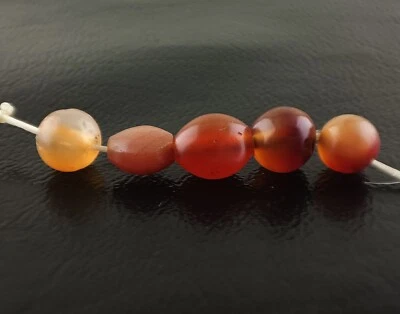 LOTE DE 5 CUENTAS AUTÉNTICAS 400BC ANTIGUAS TIBETANAS PEMA RAKA SANGRE ÁGATA Foto 1 de 4