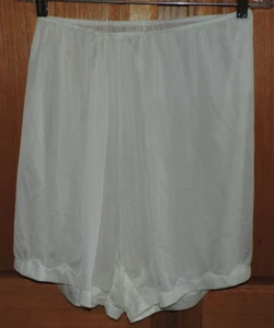 Vintage Large VAN RAALTE Nylon Bloomers / Panties-Made in USA Size 9 - Picture 1 of 2