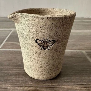 Vaso in gres inciso ape con beccuccio ceramica minimalista arredo casale moderno - Foto 1 di 7