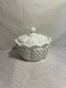 Piatto caramelle vintage Fenton Hobnail bordo corona vetro latte coperto - Foto 1 di 24