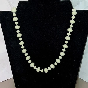Vintage Pale Green "Pea Pod" Chunky Beaded Necklace Lightweight - Bild 1 von 8