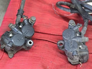 1984 Honda CB650SC Nighthawk complete front left right brake calipers master - Imagen 1 de 7