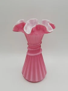 Jarrón de trigo Fenton Wild Rose vintage con estuche.  ¡Color absolutamente precioso! - Imagen 1 de 3