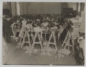 Foto de colección de John Groom’s Crippleage & Blind Flower Girls’ Mission at Work de 1910 - Imagen 1 de 2