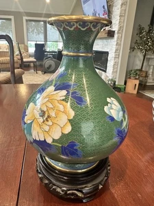Vaso smaltato cloisonné cinese vintage 10" fiori di peonia verde con supporto - Foto 1 di 10