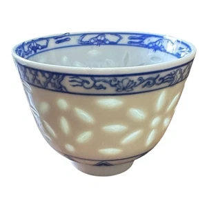 Taza de té ojos de arroz litofano azul y blanco moneda de longevidad loto vintage China - Imagen 1 de 7