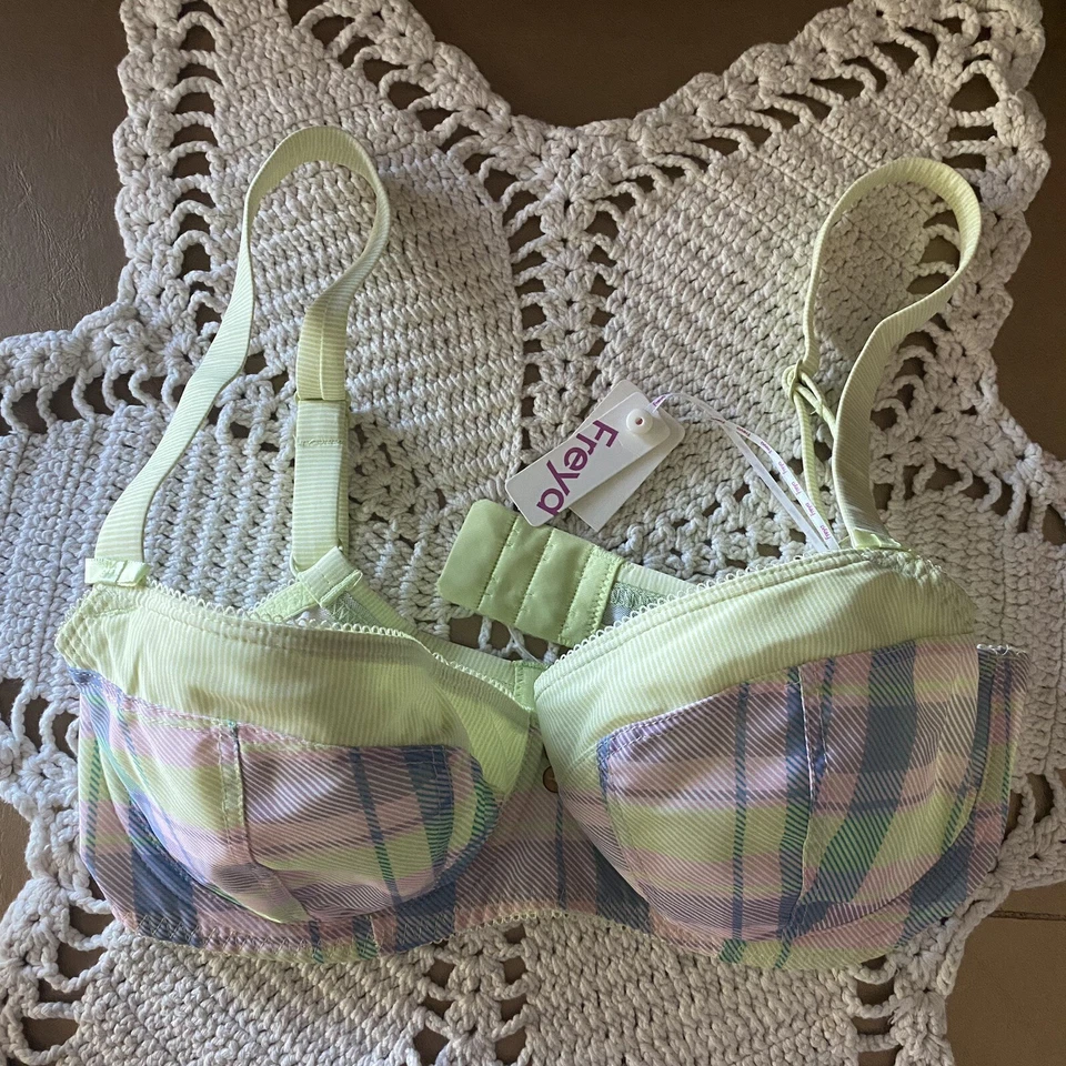 Sujetador Freya acolchado media copa talla 30E color ralladura tiene una pequeña mancha Foto 1 de 4