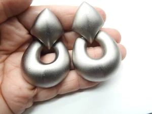 Pendientes de clip de aro de metal mate pesado de diseñador sin firmar vintage - Imagen 1 de 5