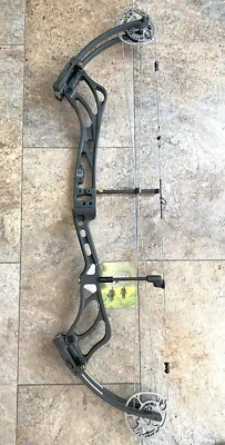 Nuevo con etiquetas Bear Archery Revival Bow diestro 55-70# con controlador Trophy Ridge Micro Tack Foto 1 de 4