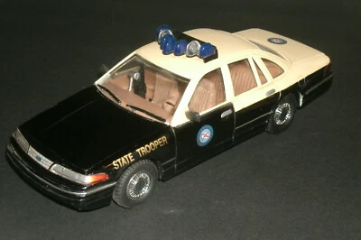 1/24 Scale 1993 Ford Crown Vic P71 Florida Highway Patrol Car 9" Code 3 # 12432 - Image 1 of 4
