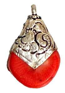 Colgante Tibetano Plata y Coral 1.125" x .625" x .25" 5gm Total - Imagen 1 de 4