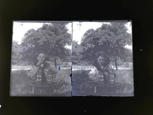 2 Circ 1915 YOUNG LADY WITH RED SEAL BATTERY 4" X 5" GLASS PHOTO NEGATIVE PLATES - Picture 1 of 4