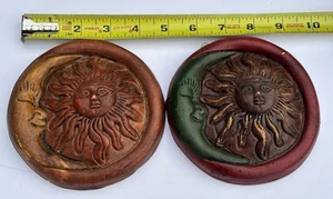 2er Set Vintage himmlische Maya Terrakotta mexikanische Volkskunst 4,5" Sonne Mond Wandbehang - Bild 1 von 7