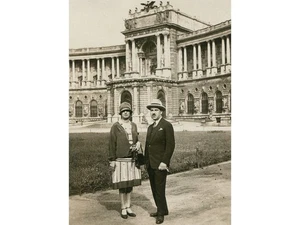 #64476 WIEN Österreich 20er Jahre. Griechisches Paar / Neue Burg Hofburg. Foto PC Größe - Bild 1 von 4
