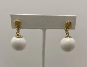 Vintage Sarah Coventry Gold Tone White Round Beaded Clip On Earrings - Picture 1 of 2