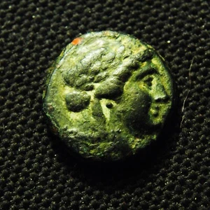 Æ Seleukid King Antiochos II Apollo Rv ΒΑΣΙΛΕΩΣ ΑΝΤΙΟΧΟΥ Trípod 4,74 grs 18mm - Bild 1 von 2