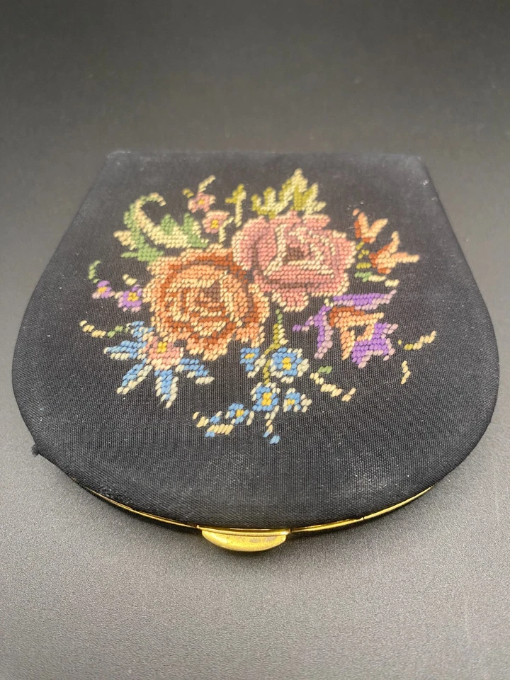 Vintage 1930/40s Retro Bordado Preto Crepe Em Pó Compacto, Bordado Floral - Imagem 1 de 4