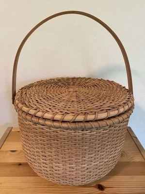 Большая 12-дюймовая винтажная плетеная корзина в стиле Нантакет с крышкой поворотной ручкой деревянное основание - Изображение 1 из 4