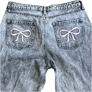 Jeans rosa fiocco ricamato grigio lavaggio Ashley Moore denim taglia 9 Girly Boutique - Foto 1 di 13