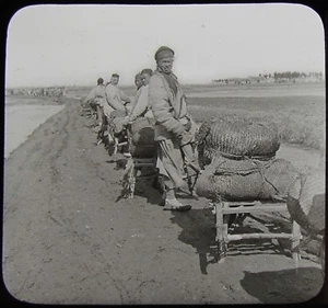 Glaszauber Laternenschieber SCHLEPPEN SALZ AUF SCHUBKARREN UM 1910 ALTES FOTO CHINA - Bild 1 von 2