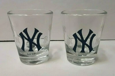 Vaso de chupito de diseño transparente y grabado de los New York Yankees MLB (juego de dos) Foto 1 de 3