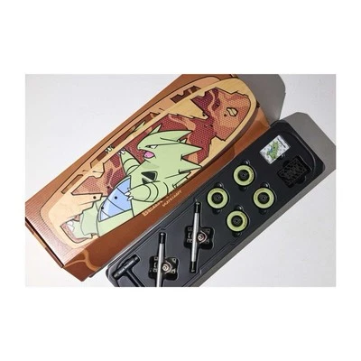 Pokemon Center X Bear Walker Tyranitar Monopatín Edición Limitada #/250 Sin Tarjeta Foto 1 de 4