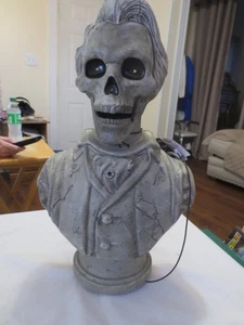 Busto de esqueleto animado Spooky Village utilería de mesa de Halloween, 9" x 5,3" x 14,1" - Imagen 1 de 8