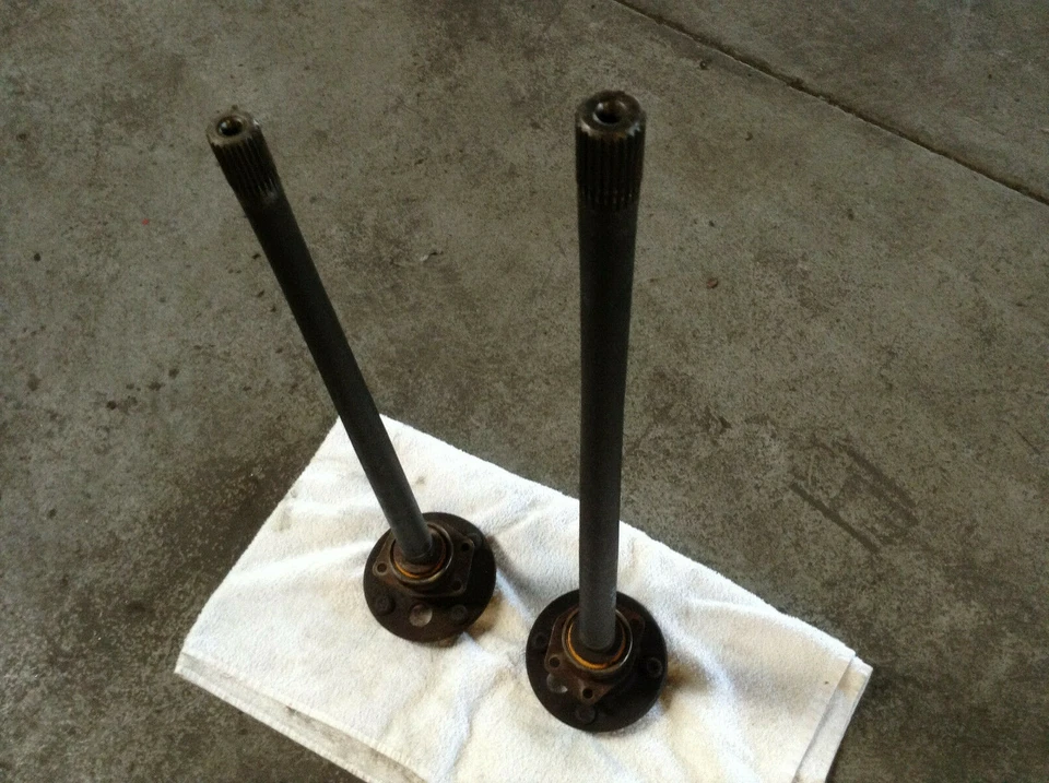Nissan Skyline R31 Diff AXLES 28 SPLINE suitable for hot rod conversion. A set. - image 1 of 1