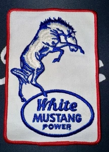 PARCHE LOGOTIPO GRANDE MUSTANG POWER BLANCO VINTAGE ~ Circa 1940 ~ Bonito ~ Camiones blancos - Imagen 1 de 4