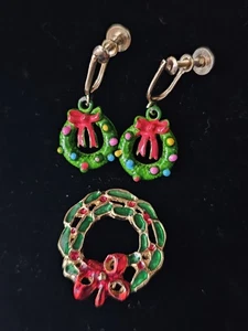 Vtg Christmas Wreath Green Goldtone Dangle Screw Back Clip On Earring Enamel Pin - Picture 1 of 10