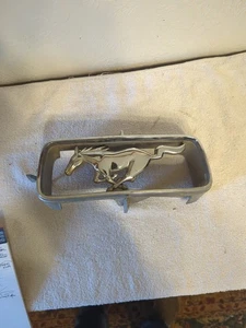 Emblema griglia pony Ford Mustang vintage anni 60 - Foto 1 di 11