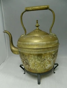 Caldera de latón grabada vintage con soporte de metal ¿India? Decorativo de 12"" de alto - Imagen 1 de 10