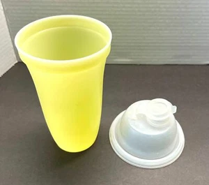 Taza coctelera vintage Tupperware 844-1 con tapa 2 tazas aparato de cocina amarillo - Imagen 1 de 7