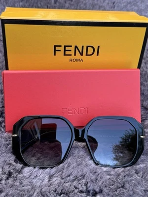 New Fendi FE40173I Black Frame / Gradient Grey lens 54mm Sunglasses - Image 1 of 4