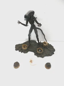 PREDATOR ALIEN FIGURE WITH STAND AND BABIES IN PODS TWENTIETH CENTURY FOX - Picture 1 of 5