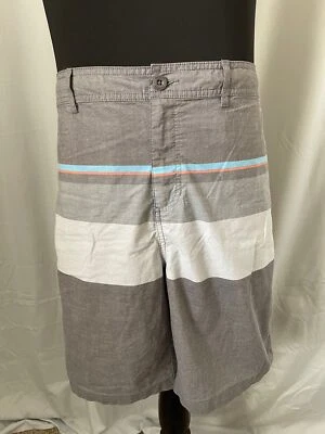 Pantalones cortos informales híbridos a rayas azul/gris/blanco Trinity Foto 1 de 4