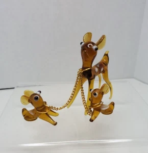 Vintage mundgeblasene Miniatur Braunglas Figuren Mama Hirsch Rehkitze an Leine Kette - Bild 1 von 11
