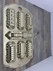 Tren locomotora de vapor Nordicware 4-8-4 7 vagones sartén para pasteles entrenador dormitorio comedor - Imagen 1 de 2
