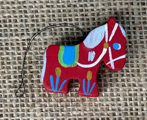 Mini adorno de caballo Dala rojo vintage madera pintado a mano arte popular escandinavo - Imagen 1 de 8