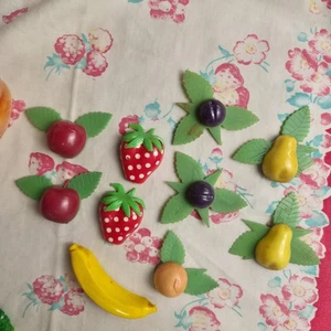 Set 10 magneti frigo frutta vintage plastica banana pera mirtillo arancia fragola - Foto 1 di 12