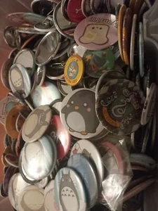 Lotto Stock 100 Spillette Pins E Specchietti Manga Serie TV Kawaii Musica Rock - Foto 1 di 1