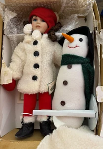 Heritage Signature Collection Bambola di porcellana Snow Much Fun Doll #80021 - Foto 1 di 23