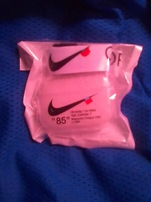 Funda protectora rígida Nike X Off-white para iPod Pro con cordón a juego (blanca) Foto 1 de 4