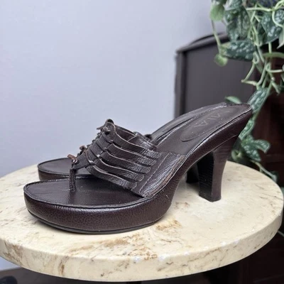 Sandalia vintage marrón correa cuero fino tacón gatito tanga chancla, talla 8 Foto 1 de 4